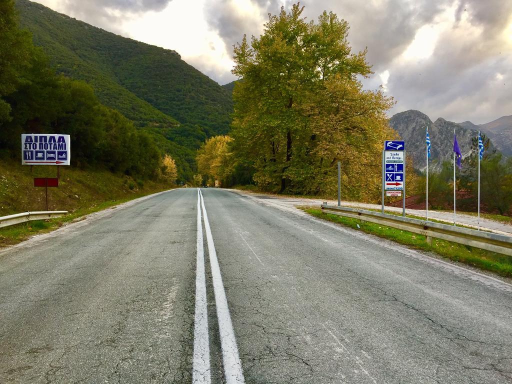 Dipla Sto Potami Hotell Chani Terevou Exteriör bild